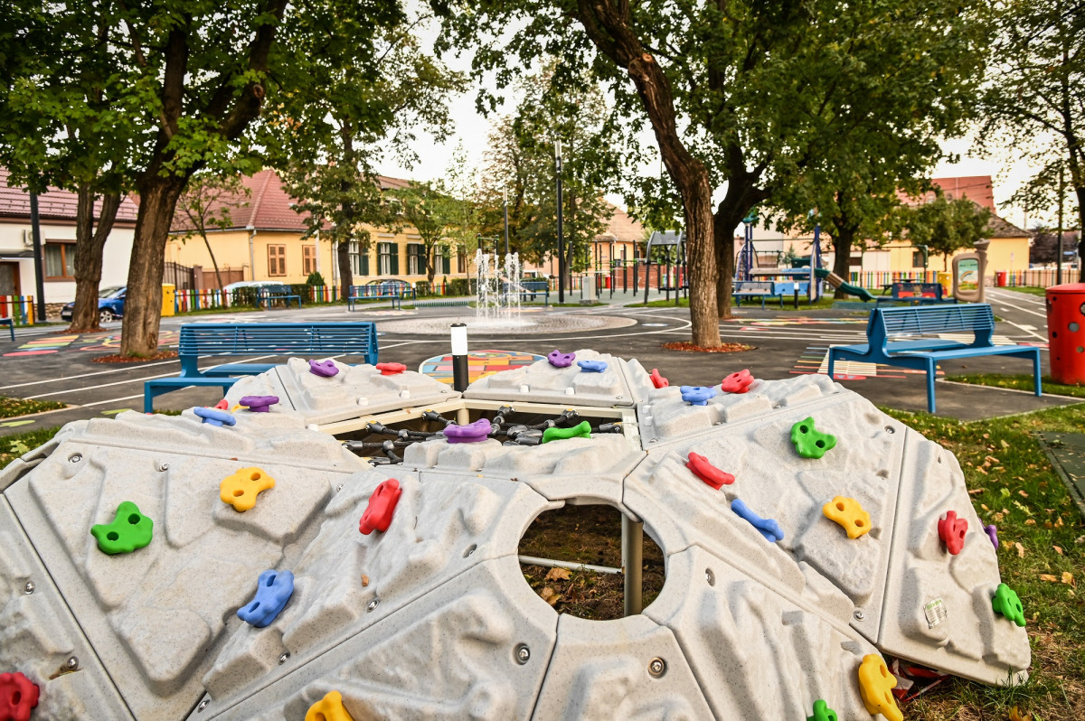 iluminatul public din acest spațiu verde, delimitat de străzile, Paris, Kiev și Timișoara