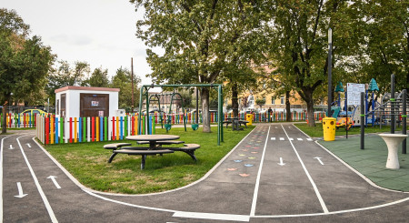 Parcul din Piața Cluj Sibiu reamenajat. Un loc pentru relaxare și joacă complex și modern în Sibiu.