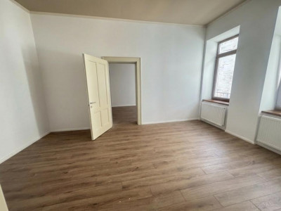 Apartament  renovat cu 3 camere 65 mpu etaj 1 Centrul Istoric-Balcescu
