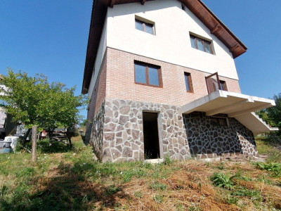 Casa individuala de vanzare 780 mp teren garaj pivnita in Daia Sibiu
