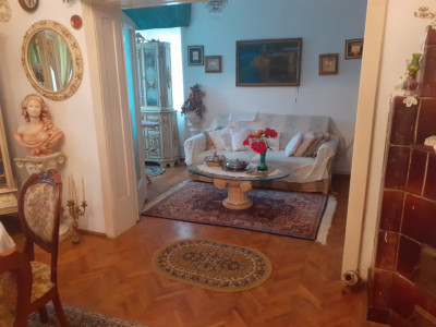 Casa de vanzare cu 8 camere in Fagaras judetul Brasov