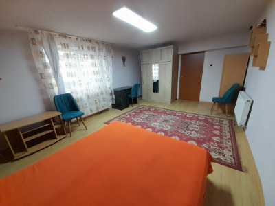 Apartament 3 camere 80 mp la casa cu curte de inchiriat Turnisor Sibiu