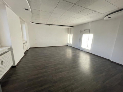 Spatiu comercial la strada 3 camere 150 mpu curte parcari Terezian