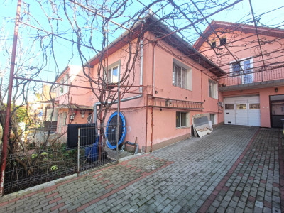 Casa individuala 320 mp 5 camere 3 bai si 2 garaje zona Strand Sibiu