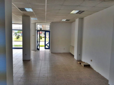 Spatiu comercial renovat 90 mp utili in Sebes