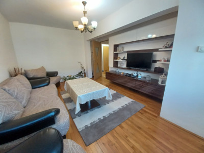 Apartament de vanzare cu 3 camere si 2 bai la etajul 3 Ciresica Sibiu