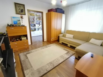 Apartament de vanzare 3 camere etaj intermediar in zona Mihai Viteazul