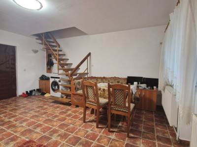 Apartament de inchiriat cu 3 camere balcon la mansarda Vasile Aaron 