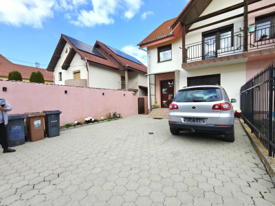 Casa cu 4 camere - 3 locuri de parcare - curte - filigorie - pivnita