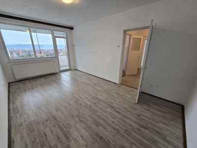 Apartament decomandat de vanzare cu 3 camere balcon zona Mihai Viteazu