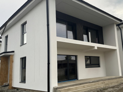 Casa individuala de vanzare 130 mpu curte libera 410mp zona Selimbar