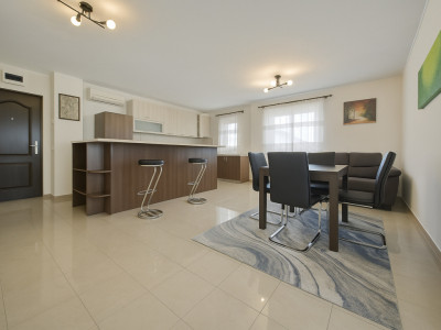 Apartament de vanzare cu 3 camere etaj 1 balcon in bloc nou Central