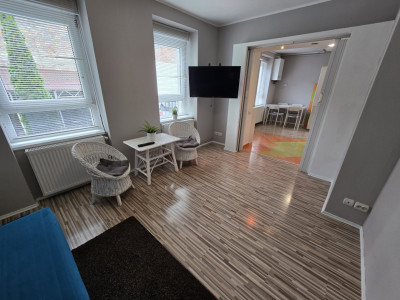 Apartament de inchiriat la casa renovat zona linistita Orasul de Jos 