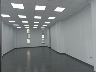 Spatiu de inchiriat 90 mp vad pietonal 2 locuri parcare Doamna Stanca