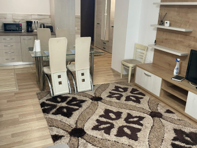 Apartament cu 3 camere de inchiriat decomandat zona Strand