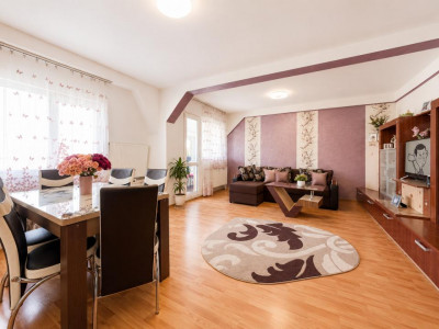 Apartament foarte spatios 3 camere balcon zona Cedonia