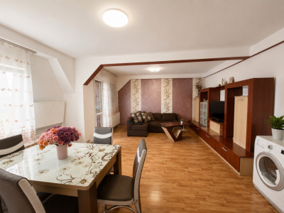 Apartament foarte spatios 3 camere balcon zona Cedonia