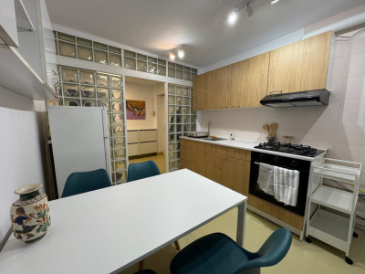 Apartament 3 camere pretabil birou cu 2 bai si bucatarie zona Zorilor 