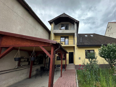 Casa individuala 8 camere curte libera 300mp zona Calea Poplacii Sibiu
