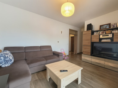 Apartament de vanzare 3 camere 2 bai etaj 1 zona Brana Selimbar