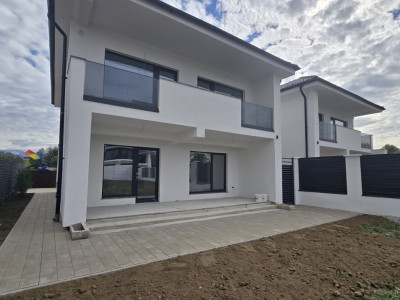 Duplex de vanzare 380mp teren liber 4 camere 2 bai 2 parcari Selimbar