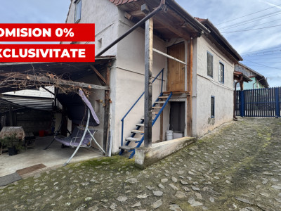 Casa de vanzare cu curte spatioasa loc relaxare si gradina Cornatel 