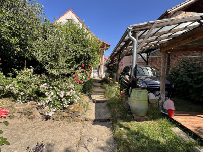 Casa de vanzare cu curte spatioasa loc relaxare si gradina Cornatel 