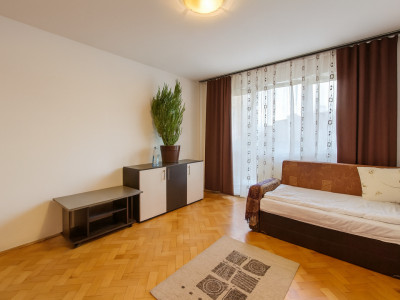 Apartament spatios de vanzare cu 3 camere balcon zona Rahovei