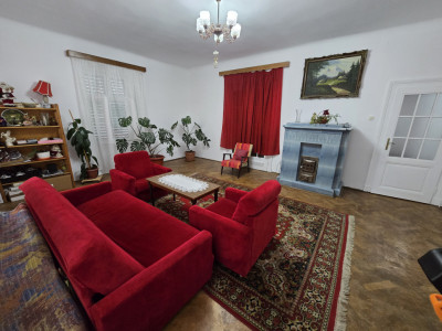 Apartament decomandat 4 camere 130mpu pivnita acces auto Orasul de Jos