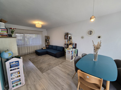 Casa de vanzare 5 camere 160mpu 3 bai 120mp teren liber zona Selimbar