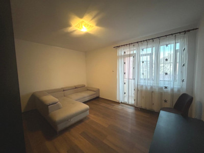 Apartament 2 camere cu balcon si parcare privata de inchiriat 