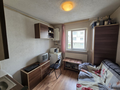Garsoniera decomandata etaj intermediar 1 zona Vasile Aaron