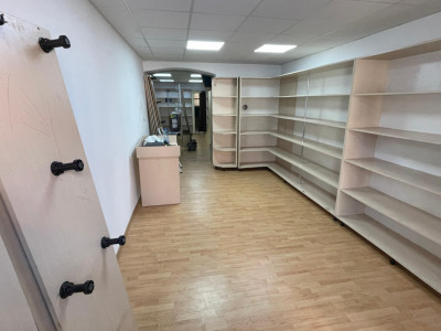 Spatiu comercial de inchiriat–central trafic pietonal vitrina