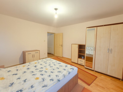 Apartament decomandat de vanzare 3 camere balcon parcare si curte