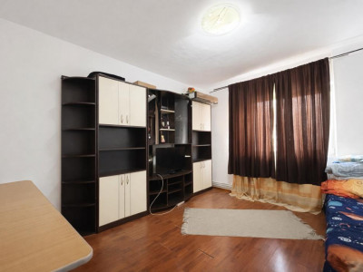 Garsoniera cu balcon si pivnita de 12 mp etaj 1 Zona Strand de vanzare