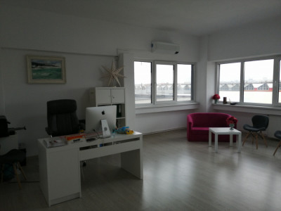 Spatiu birou 37 mpu renovat etaj intermediar zona Broscarie