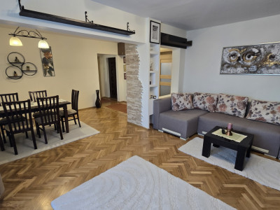 Apartament cochet de vanzare 3 camere 80mp 2 bai balcon zona Centrala