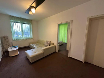 Apartament de vanzare 2 camere etaj 1 boxa depozitare zona Strand