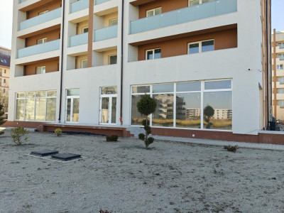 Spatiu Comercial de inchiriat cu 8 locuri de parcare - Vitrina 13 m