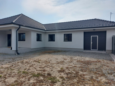 Casa individuala pe 1 nivel 92 mp 3 camere livada cu pomi 2042mp Sacel