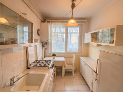 Apartament de vanzare 2 camere+balcon etaj 1 zona Mihai Viteazul