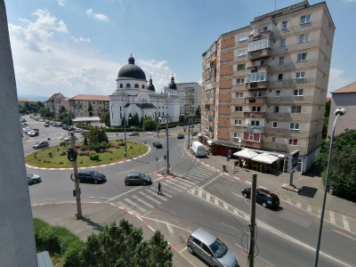 Apartament de inchiriat 2 camere bloc cu lift zona Mihai Viteazul