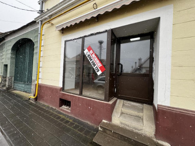 Spatiu comercial de inchiriat in centrul Cristianului cu vad bun