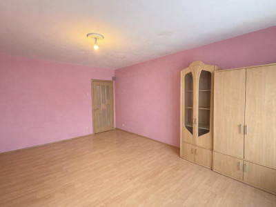 Apartament decomandat 50 mpu etaj 1 balcon pivnita Strand