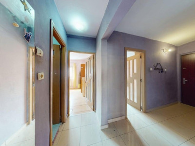 Apartament decomandat 50 mpu etaj 1 balcon pivnita Strand