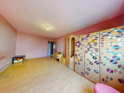 Apartament decomandat 50 mpu etaj 1 balcon pivnita Strand