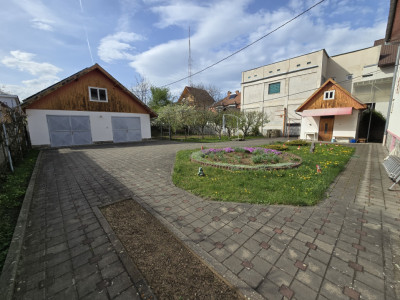 Casa individuala de vanzare teren 972 mp 2 garaje zona Sub Arini Sibiu