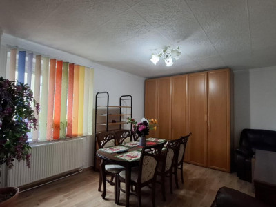 Apartament 2 camere de vanzare decomandat 54 mp zona Vasile Aaron 