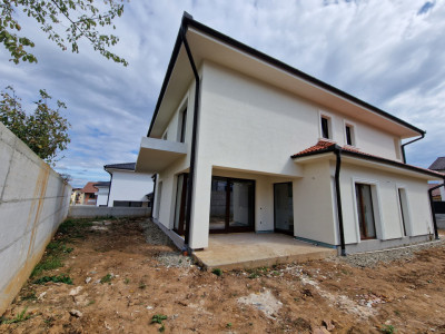 Casa individuala de vanzare cu teren, terasa, garaj si curte Selimbar