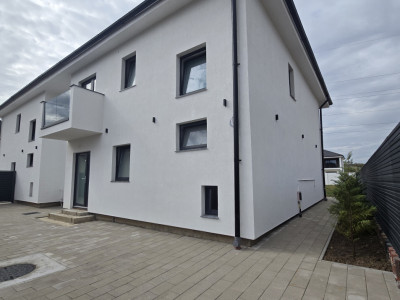 Casa de vanzare 380mp teren liber 4 camere 2 parcari Selimbar